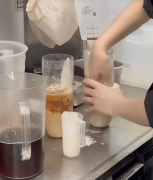 <b><b>霸王茶姬手打食安危机：业绩下滑股价腰斩被下</b></b>